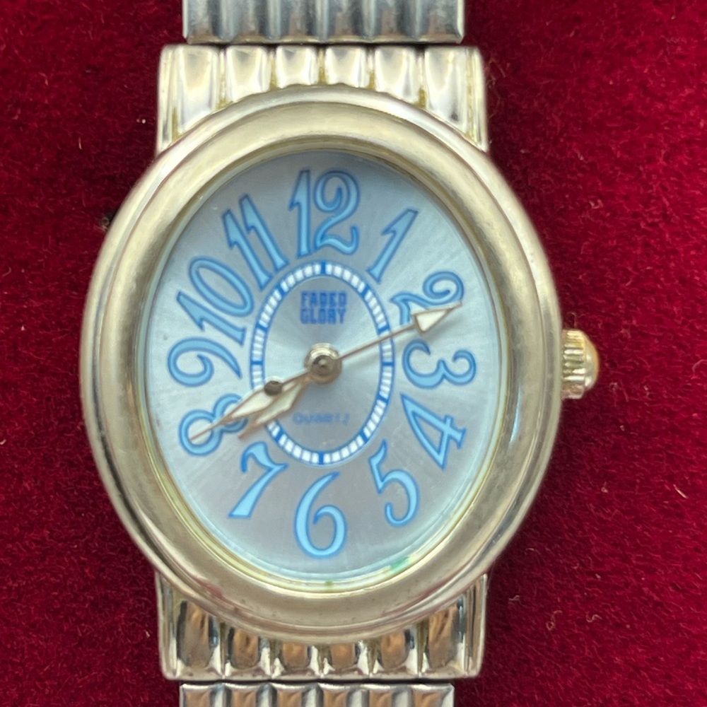 Classic Faded Glory Ice Blue & Silver Womens Woman’s Oval Round Stretch Watch 61